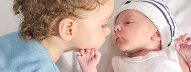 Siete cosas que deberías hacer cuando visites a un niño que acaba de convertirse en hermano mayor