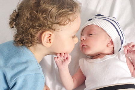 Siete cosas que deberías hacer cuando visites a un niño que acaba de convertirse en hermano mayor
