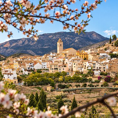 Arroz de puchero, montaña y castillos milenarios: así es uno de los pueblos más bonitos de la Costa Blanca y de España en otoño