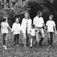 Una madre de cinco niños decide posponer el tratamiento contra el cáncer para salvar la vida del bebé que espera 