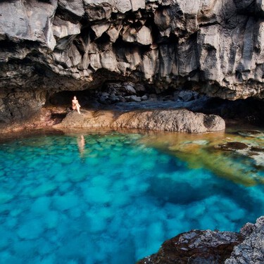 De aguas turquesas y labrada por volcanes, esta piscina natural canaria es una de las más espectaculares del mundo 