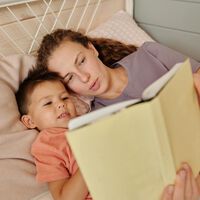 Si la pregunta es cómo enseñar empatía a los niños, la ciencia tiene la respuesta: leer ficción juntos funciona mejor que sermonear 