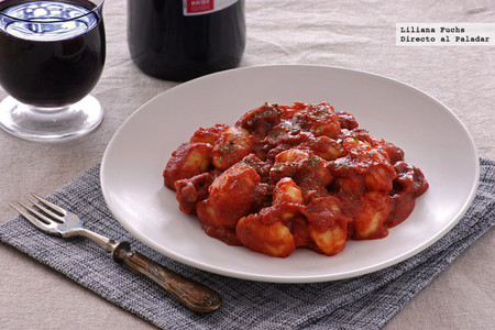Ñoquis en salsa de tomate con salchicha. Receta