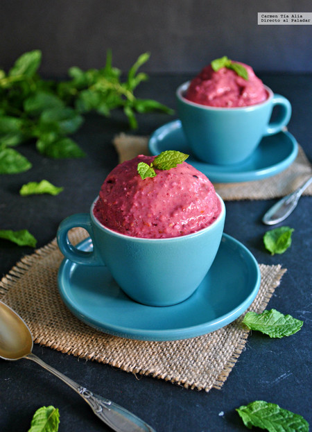 Cómo hacer helado de frutos rojos y yogur sin heladera