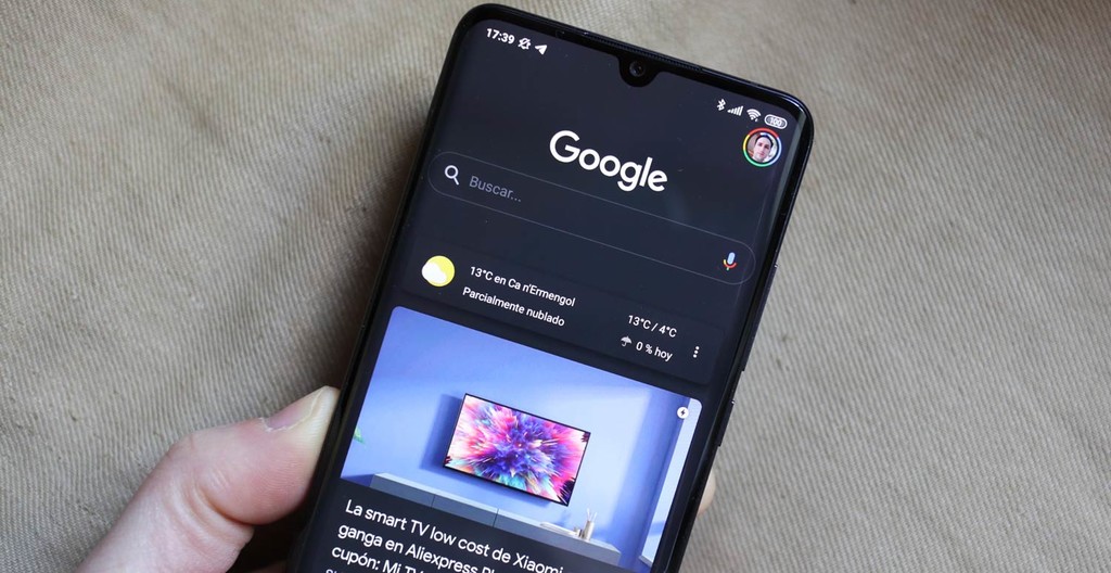 Google discover prueba a insertar vídeos en vertical entre sus noticias, a lo TikTok