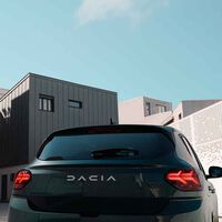 Volvemos a comprar coches casi al nivel de antes de la pandemia. El coche predilecto de los españoles es barato y de gasolina