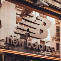 Las zapatillas New Balance favoritas del verano son sin duda las 327 porque están a casi mitad de precio y derrochan estilo 