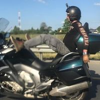 El influencer ruso que conducía su moto con los pies ha fallecido tras chocar contra un furgón