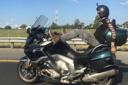 El influencer ruso que conducía su moto con los pies ha fallecido tras chocar contra un furgón