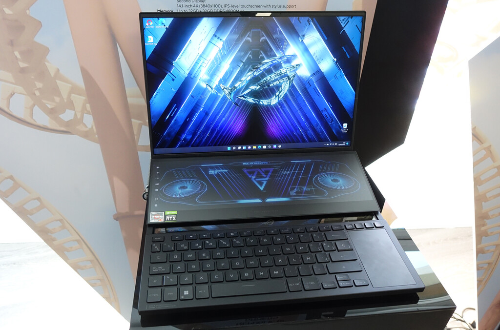 ASUS ROG Zephyrus Duo 16, primeras impresiones: es imposible probarlo y no enamorarse de su doble pantalla