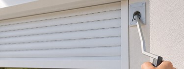 Qué instalar al motorizar una persiana antigua para poder abrirla a mano cuando se va la luz 