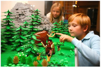 Exposición muestra la historia de la humanidad a través de miles de piezas de Lego 