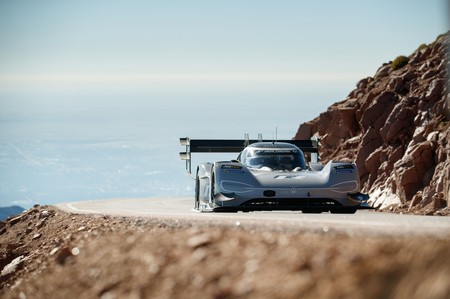 El nuevo coche más rápido en Pikes Peak es eléctrico: el Volkswagen I.D. R rompe el cronómetro