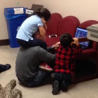 No tuvo otra opción que llevar a sus hijos a un examen y al salir se encontró esta escena con su profesor