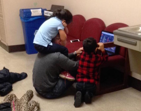 No tuvo otra opción que llevar a sus hijos a un examen y al salir se encontró esta escena con su profesor
