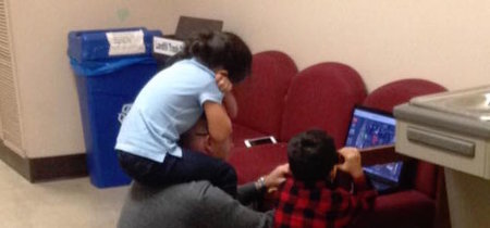 No tuvo otra opción que llevar a sus hijos a un examen y al salir se encontró esta escena con su profesor