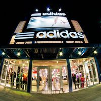 Adidas tiene rebajadas las zapatillas de lona más cómodas para no parar en todo el día por menos de 45 euros