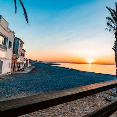 Playas vírgenes, un paseo marítimo único y buen arroz con gambas: el pueblo tranquilo de Castellón en el que desconectar  