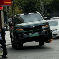 BYD creó una camioneta capaz de circular en tres ruedas. Ya le encontraron un uso práctico: librarse de la araña 