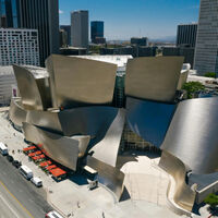 Si tu casa es caliente, recuerda que Disney hizo un auditorio con un error gigantesco: convertir una colonia en un horno insoportable 