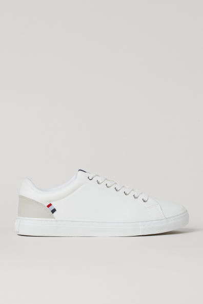 Zapatillas deportivas en piel sintética grabada con cordones y detalles en color de contraste. Forro de malla y plantillas de lona. Suelas con diseño.