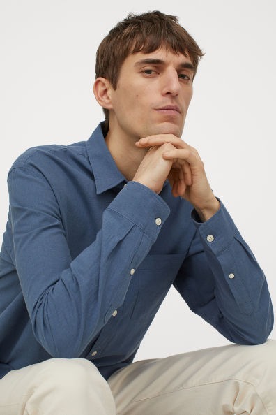 Camisa en mezcla de lino y algodón con cuello inglés, tapeta clásica y canesú en la espalda. Modelo con bolsillo superior abierto, mangas largas con perilla y botón, puños sencillos y bajo redondeado. Corte estándar – ajuste clásico con cintura ligeramente entallada para una buena libertad de movimientos y una silueta elegante y cómoda.