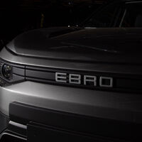 La renacida Ebro iba a fabricar sólo coches eléctricos, pero se va a estrenar con un SUV híbrido y otro de gasolina