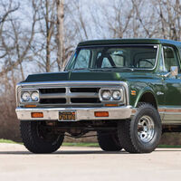 A Steve McQueen le chiflaban los deportivos, pero también metió en su garaje al abuelo de los SUV. Ahora se subasta y mola tanto que te lo querrás comprar