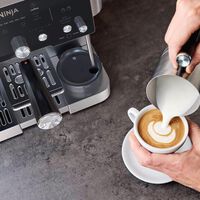 Nos reconciliamos con el momento café gracias a esta cafetera con molinillo, espumador y sistema inteligente a precio de outlet  