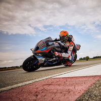 BMW no está en MotoGP, pero tiene entre manos una rara solución aerodinámica para que sus motos tumben más y mejor