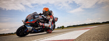 BMW no está en MotoGP, pero tiene entre manos una rara solución aerodinámica para que sus motos tumben más y mejor