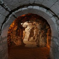 Uma antiga cidade esculpida a 85 metros de profundidade foi eleita a maior maravilha subterrânea do mundo abrigou 20 mil pessoas e passou séculos escondida até ser descoberta por acaso em um porão 