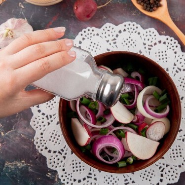 Trucos para quitarle lo salado a la comida y salvarla con ingredientes que ya tienes en el refrigerador
