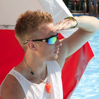 No te fíes nunca del socorrista de la piscina