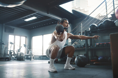 Una rutina HIIT rápida y completa para hacer con kettlebell en 30 minutos