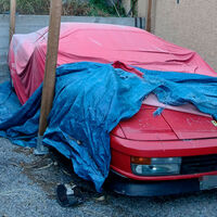 Este Ferrari Testarossa lleva abandonado dos décadas entre basura