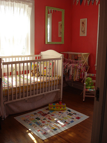 Un tendedero para colgar ropa en la habitación infantil