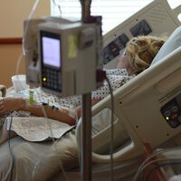 Un bebé italiano muere asfixiado al dormirse su madre. Investigan al hospital por posible falta de personal