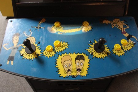 Restauran una de las doce máquinas recreativas de Beavis and Butt-Head que existen
