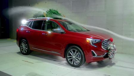 Así es como los adornos navideños arruinan la aerodinámica de tu auto (y tu economía)