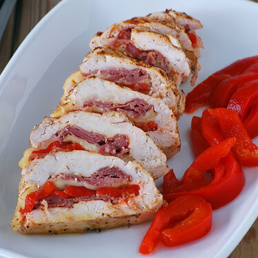 Receta de pechuga de pollo rellena de jamón, pimiento y queso scamorza