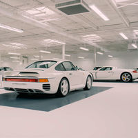 Esta sublime colección privada de 65 Porsche blancos te abre sus puertas en este vídeo