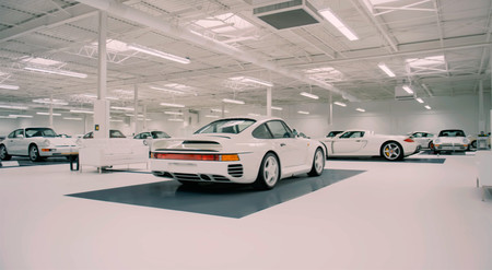 Esta sublime colección privada de 65 Porsche blancos te abre sus puertas en este vídeo