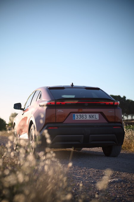 Toyota C-HR+ trasera doble