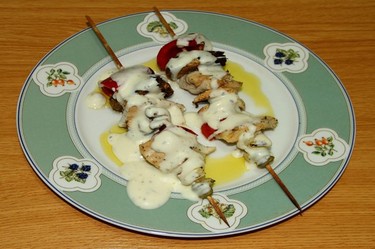 Receta de brochetas de pollo con verduras, aderezadas con salsa de yogur sin lactosa