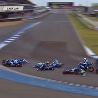 Definición grafica de semi-pleno: 11 pilotos, misma moto y la última curva de Buriram