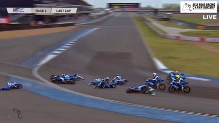 Definición grafica de semi-pleno: 11 pilotos, misma moto y la última curva de Buriram