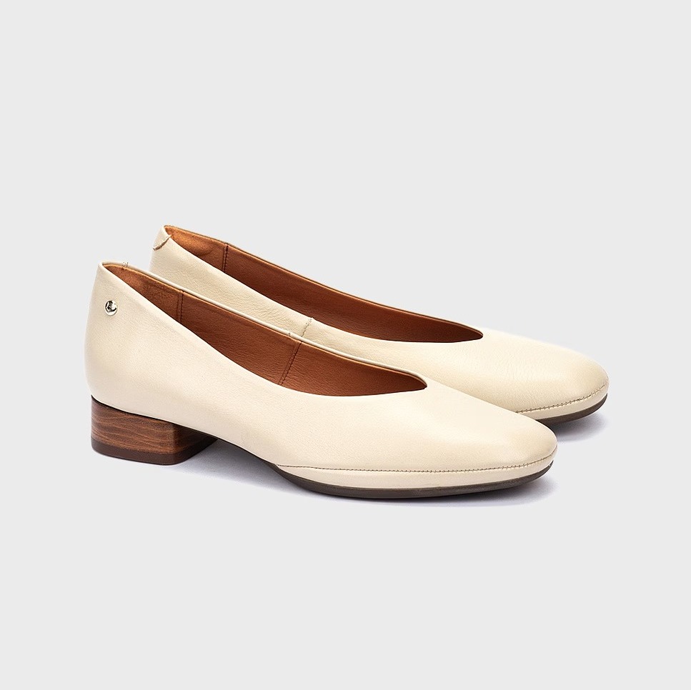 Zapatos de salón de piel con horma amplia de Pikolinos
