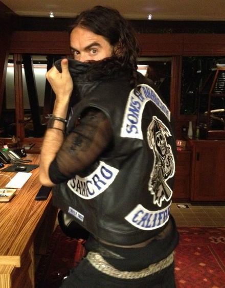 Russell Brand paga las consecuencias de su "momento Naomi"... ¡¡móvil va!!