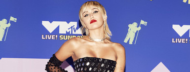 Miley Cyrus tira lechugas y tomates a los MTV VMA's y, por sexistas, los manda al váter